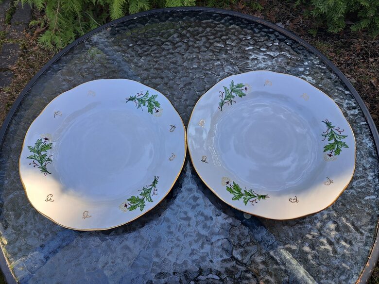 Otrā ēdiena šķīvji, d=24cm ar pētersīļiem (3 mazi pušķi gar malu) un zeltu, forma "Ārija", RPR (Ārija pusd 403)