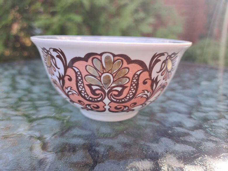 Bļodiņas(pialas) mazas ar greznu brūnu dekolu un zeltu, servīze "Austrumu", RPR (Austrumu 107)