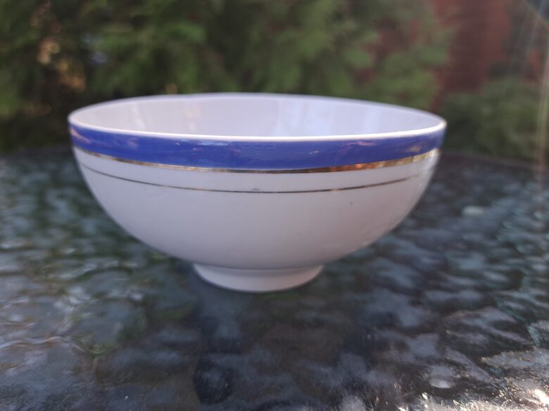 Vintaža bļodiņa balta ar zilu malu un 2 zelta strīpām, 60.-ie gadi, PFF. Diametrs 13cm (Citi 358)