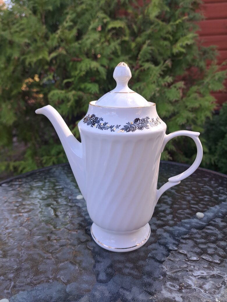 Lielā kafijas kanna, plānsienu kafijas servīze "RĪGA" ar melnu rožu vainadziņu un zeltu, RPR (Rīga 80 112)