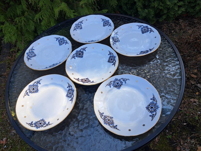 Maizes šķīvji ar tumši violetu tautīsku dekolu un zeltu, diam.17cm, RPR. Forma "Ārija", RPR (Ārija pusdienu 401)