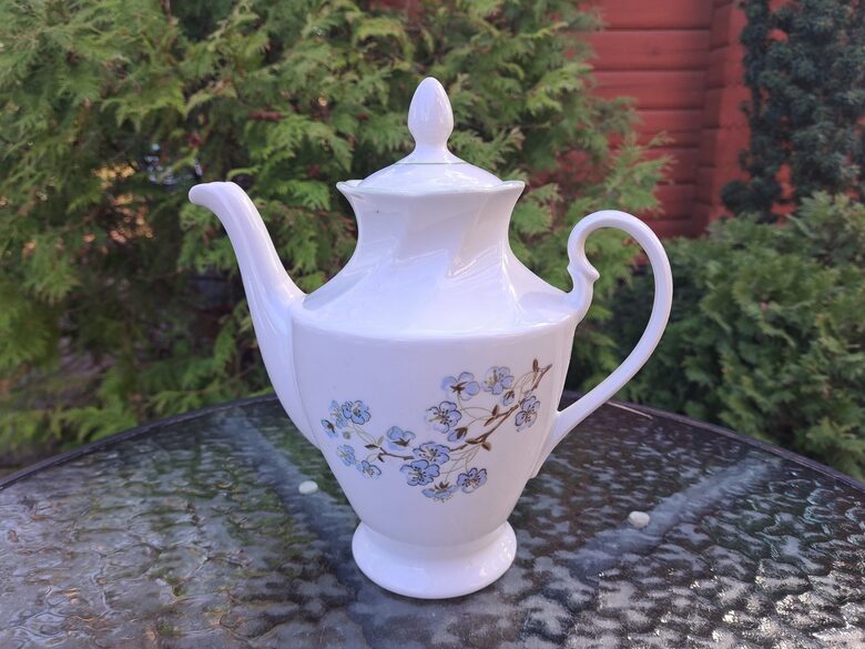 Tējkanna lielā ar gaiši zilām lina puķītēm un gaiši zaļu lustrētu apvilkumu, tējas servīze "Viktorija", RPR (Viktorija t 134)