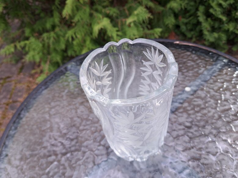 Ļoti skaista kristāla vāze. Ražotājs, iespējams: Ļeņingradas mākslas stikla rūpnīca. Rokas gravēšana. Augstums 19cm (Krist vāze 19)