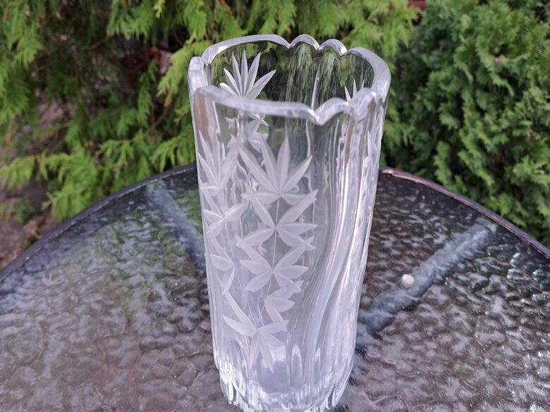 Ļoti skaista kristāla vāze. Ražotājs, iespējams: Ļeņingradas mākslas stikla rūpnīca. Rokas gravēšana. Augstums 19cm (Krist vāze 19)