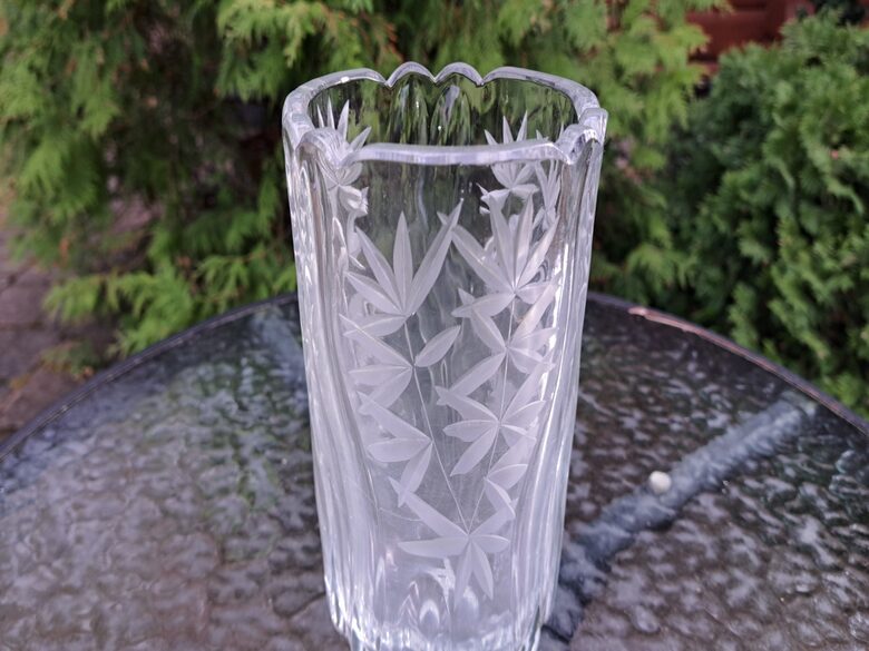 Ļoti skaista kristāla vāze. Ražotājs, iespējams: Ļeņingradas mākslas stikla rūpnīca. Rokas gravēšana. Augstums 19cm (Krist vāze 19)