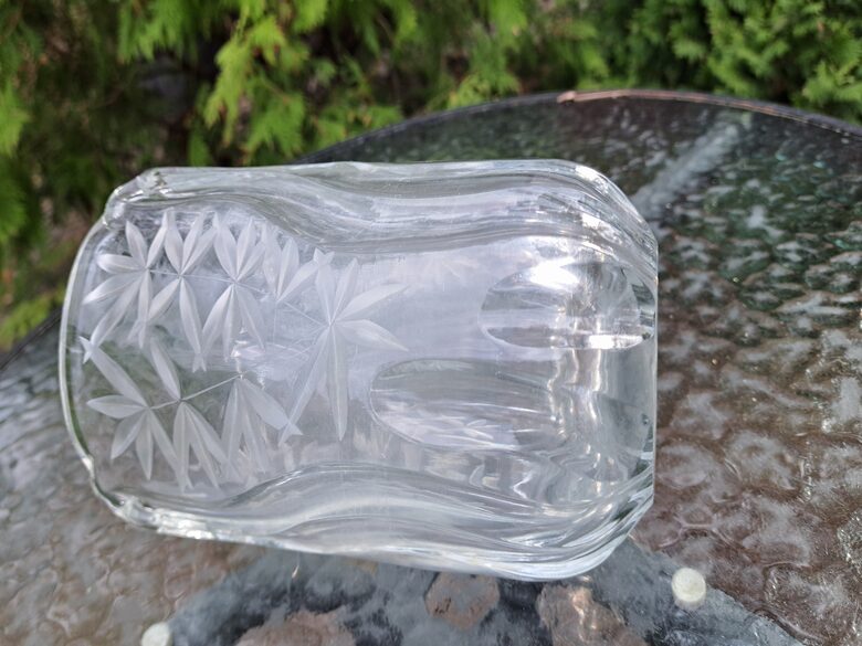 Ļoti skaista kristāla vāze. Ražotājs, iespējams: Ļeņingradas mākslas stikla rūpnīca. Rokas gravēšana. Augstums 19cm (Krist vāze 19)