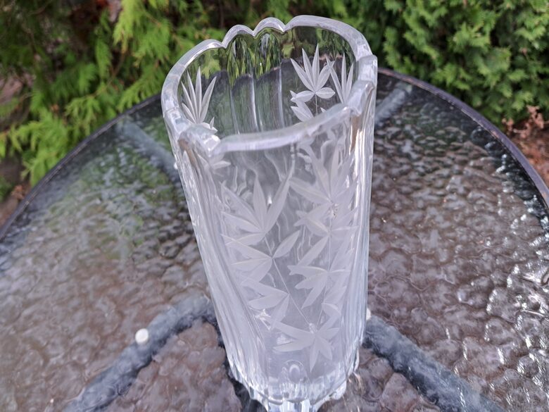 Ļoti skaista kristāla vāze. Ražotājs, iespējams: Ļeņingradas mākslas stikla rūpnīca. Rokas gravēšana. Augstums 19cm (Krist vāze 19)