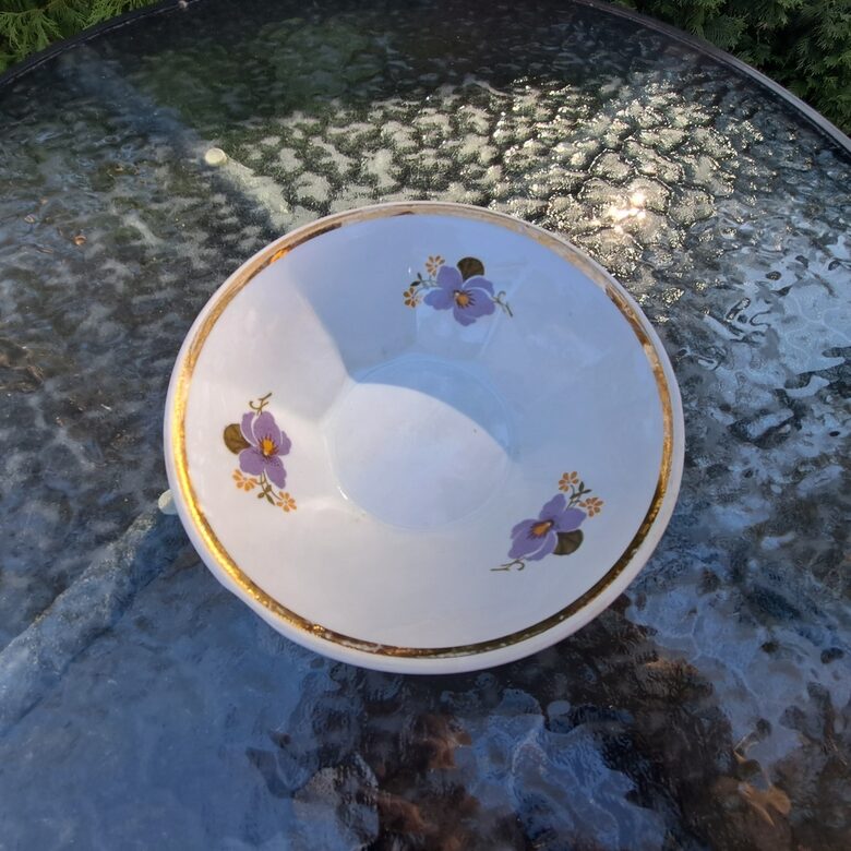 Lielā ievārījuma bļodina ar lillā atraitnītēm un zeltu (no komplekta 1+6), RPR. Diam. 15,5cm. Forma "Karina" (Karīna 205)