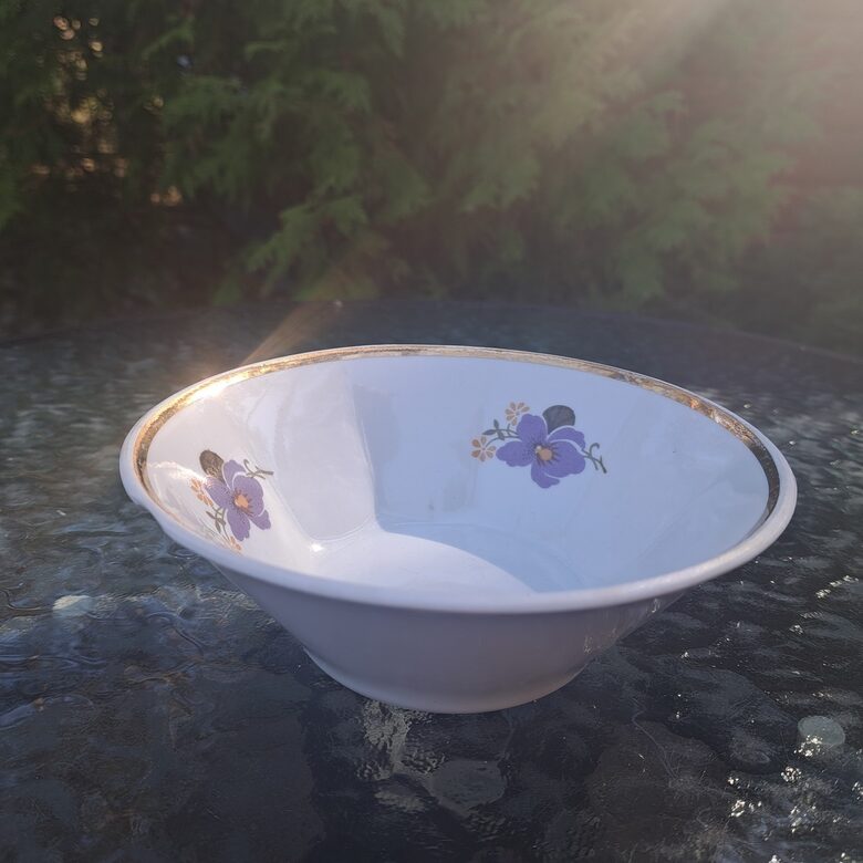Lielā ievārījuma bļodina ar lillā atraitnītēm un zeltu (no komplekta 1+6), RPR. Diam. 15,5cm. Forma "Karina" (Karīna 205)