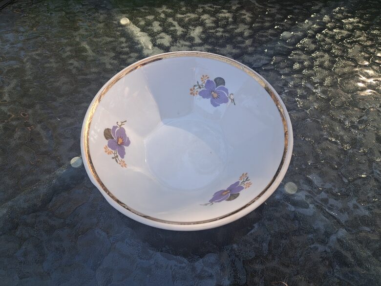 Lielā ievārījuma bļodina ar lillā atraitnītēm un zeltu (no komplekta 1+6), RPR. Diam. 15,5cm. Forma "Karina" (Karīna 205)