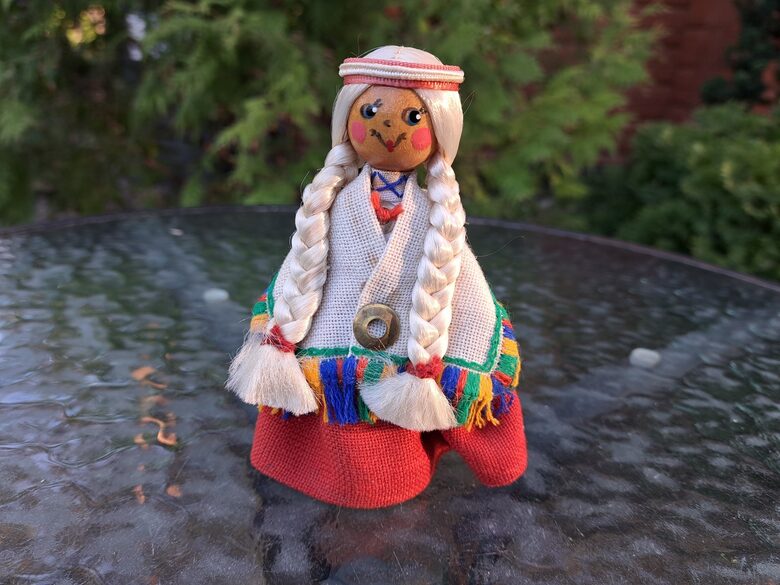 Vintāža koka lelle "Meitene latviešu tautas tērpā". Iespējams, rāzotājs ir apvienība "Daiļrāde" (Lelle 07)
