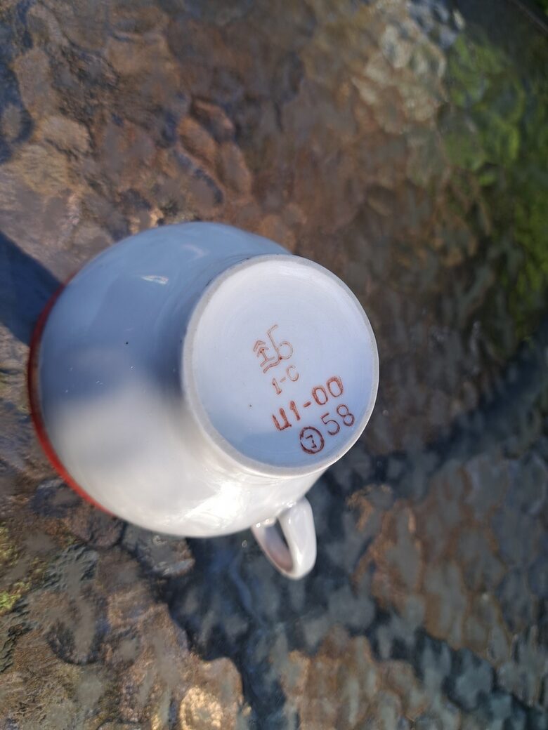 Krūzīte ar platu sarkanu krāsas pārklājumu un zelta strīpu iekšā, Baranovka. Tilpums ir 225ml (Baranovka 36)