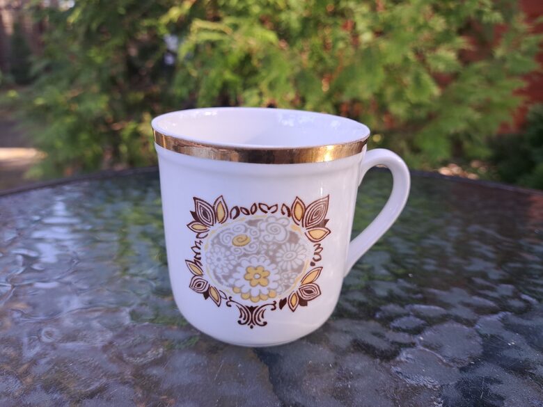 Krūzīte tējas ar reti sastopamu brungānu pūķu dekolu un zelta malu, RPR (Buljona 186)