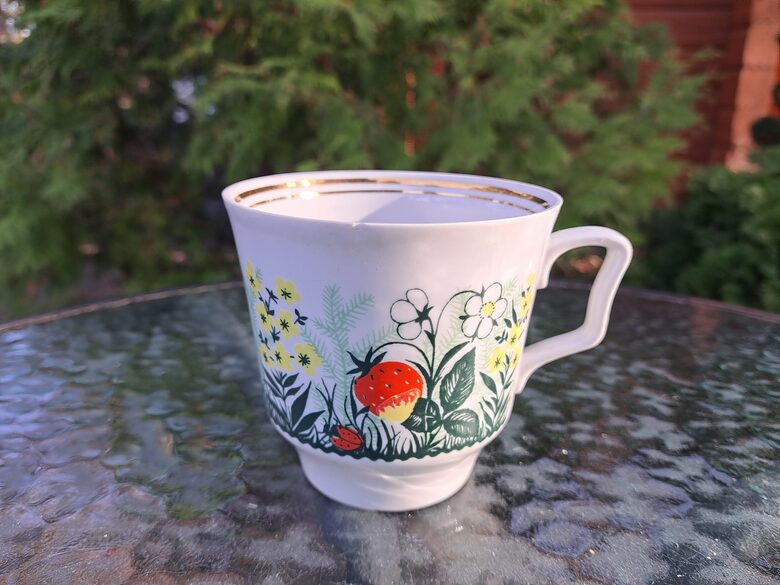 Tējas/buljona krūzīte ar meža zemenēm un zeltu, forma "Apetīte'' (Buljona 77)