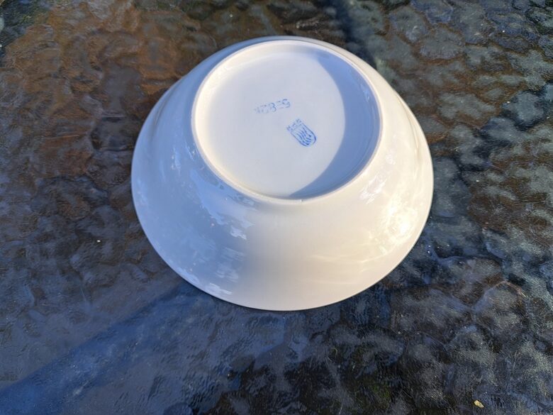 Salātu bļodiņa vidēja ar pīladžogām, reljefa  malu un zeltu, RPR. Diam.15,5cm, augstums ir 5cm (Citi pusd 289)