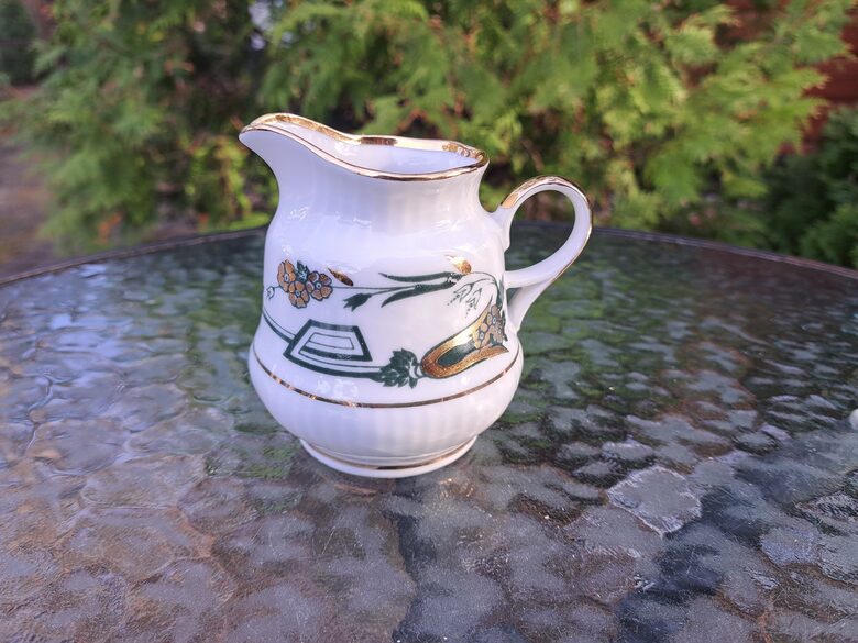 Krējuma kanniņa, plānsienu tējas servīze "Diāna" ar zelta-zaļām puķēm un zelta apvilkumu, RPR (Diāna 98)