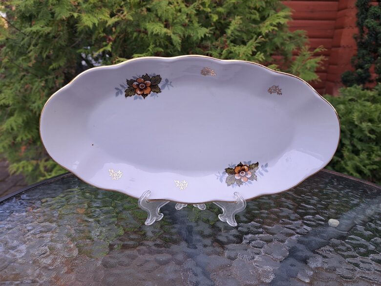 Garenais šķīvjis, pusdienu servīzee "Ārija" ar brūnām puķēm un zeltu, RPR. L=30cm (Ārija pusdienu 404)