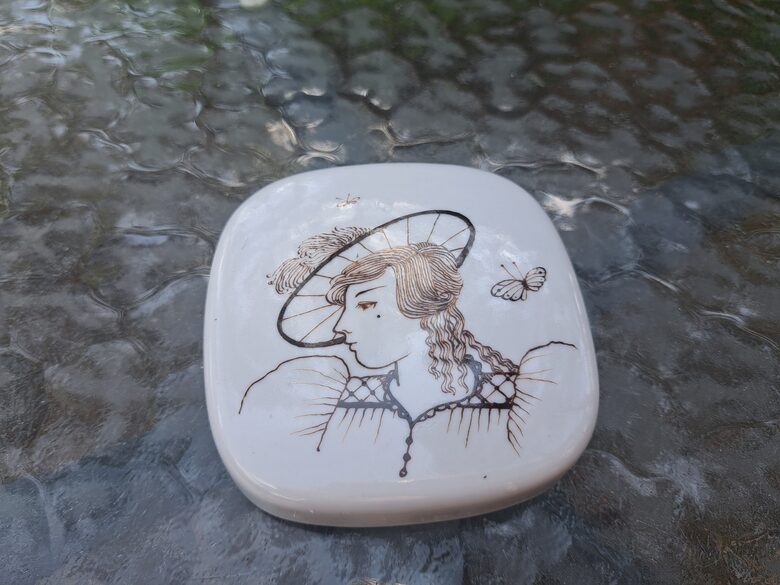 Kosmetiskās burciņas vāciņš ar rokas gleznojumu "Dāma", RPR. Izmēri: 8,2cmx8,2cmx2,3cm (Citi 368)