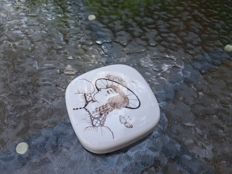 Kosmetiskās burciņas vāciņš ar rokas gleznojumu "Dāma", RPR. Izmēri: 8,2cmx8,2cmx2,3cm (Citi 368)