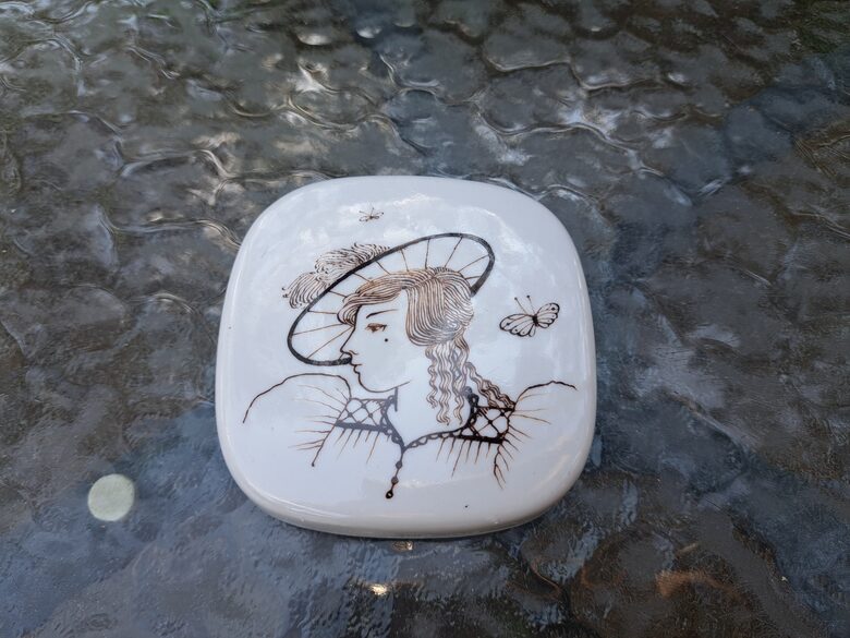 Kosmetiskās burciņas vāciņš ar rokas gleznojumu "Dāma", RPR. Izmēri: 8,2cmx8,2cmx2,3cm (Citi 368)