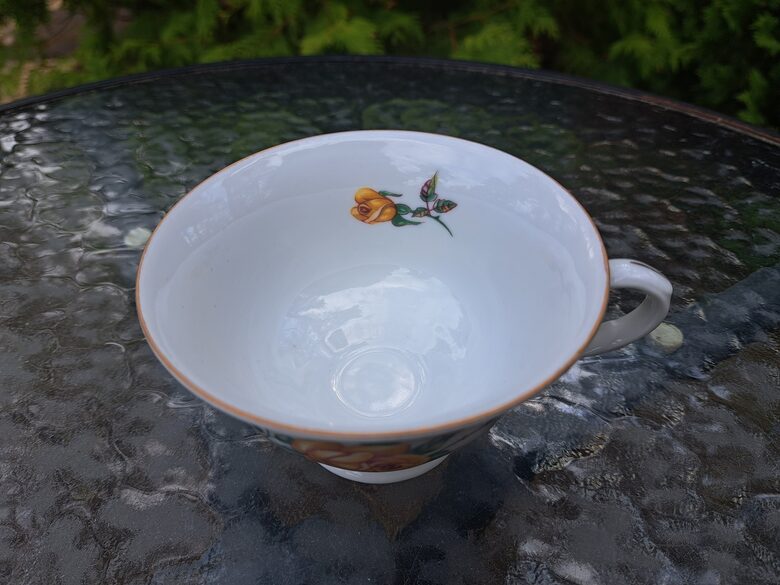 Izsmalcināta porcelāna tējas krūzīte 200ml ar dzeltenām rozēm un zeltu. Ražotājs ir Jarolina (Polija 31)