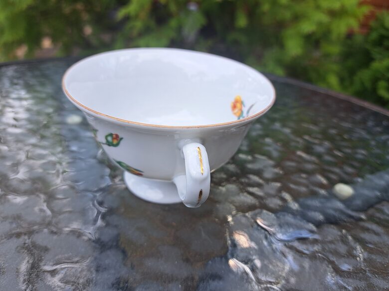 Izsmalcināta porcelāna tējas krūzīte 200ml ar dzeltenām rozēm un zeltu. Ražotājs ir Jarolina (Polija 31)
