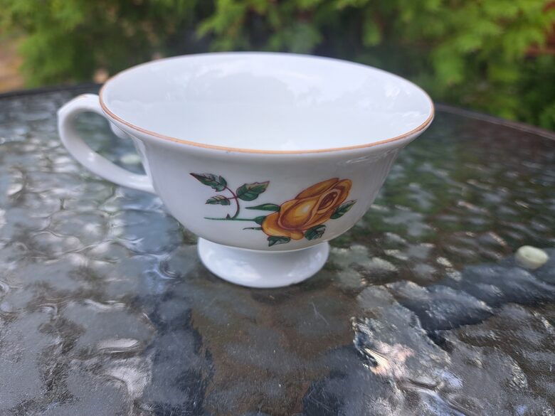 Izsmalcināta porcelāna tējas krūzīte 200ml ar dzeltenām rozēm un zeltu. Ražotājs ir Jarolina (Polija 31)