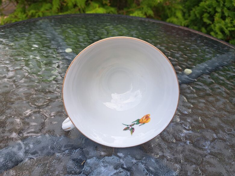 Izsmalcināta porcelāna tējas krūzīte 200ml ar dzeltenām rozēm un zeltu. Ražotājs ir Jarolina (Polija 31)