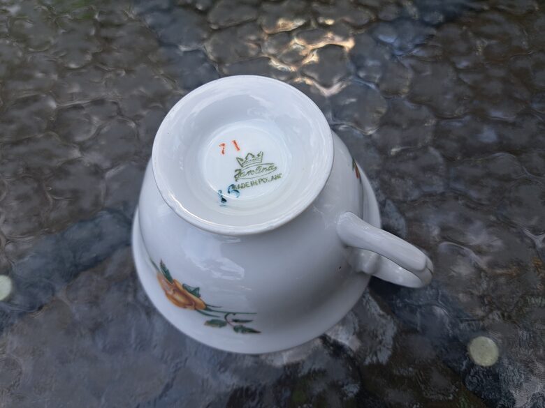 Izsmalcināta porcelāna tējas krūzīte 200ml ar dzeltenām rozēm un zeltu. Ražotājs ir Jarolina (Polija 31)