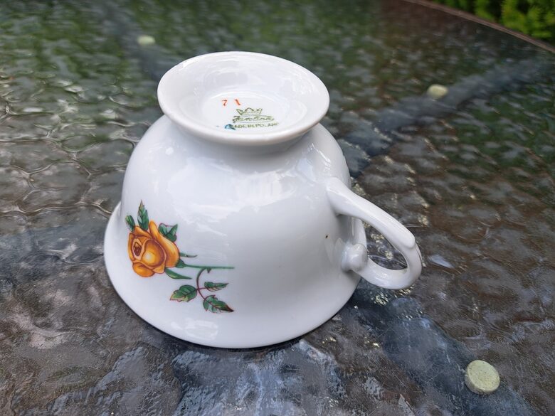 Izsmalcināta porcelāna tējas krūzīte 200ml ar dzeltenām rozēm un zeltu. Ražotājs ir Jarolina (Polija 31)