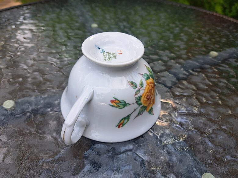 Izsmalcināta porcelāna tējas krūzīte 200ml ar dzeltenām rozēm un zeltu. Ražotājs ir Jarolina (Polija 31)