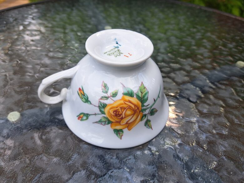 Izsmalcināta porcelāna tējas krūzīte 200ml ar dzeltenām rozēm un zeltu. Ražotājs ir Jarolina (Polija 31)