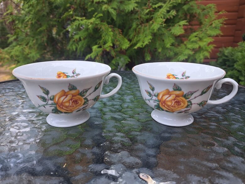 Izsmalcinātas porcelāna tējas krūzītes 200ml ar dzeltenām rozēm un zeltu. Ražotājs ir Jarolina, mazs defekts katrai (Polija 32)