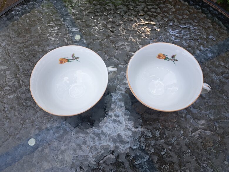 Izsmalcinātas porcelāna tējas krūzītes 200ml ar dzeltenām rozēm un zeltu. Ražotājs ir Jarolina, mazs defekts katrai (Polija 32)