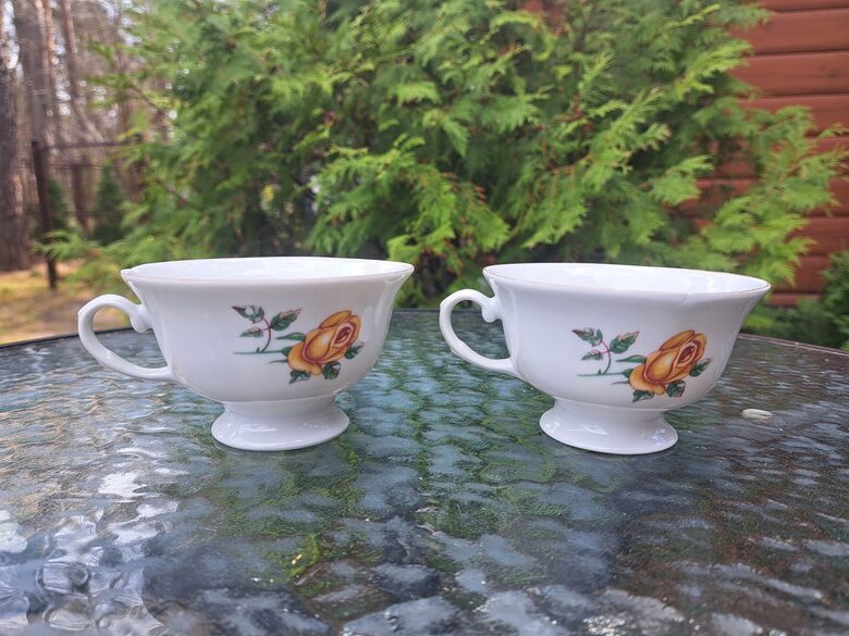 Izsmalcinātas porcelāna tējas krūzītes 200ml ar dzeltenām rozēm un zeltu. Ražotājs ir Jarolina, mazs defekts katrai (Polija 32)
