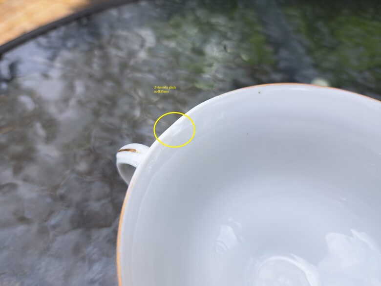 Izsmalcinātas porcelāna tējas krūzītes 200ml ar dzeltenām rozēm un zeltu. Ražotājs ir Jarolina, mazs defekts katrai (Polija 32)