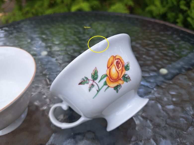 Izsmalcinātas porcelāna tējas krūzītes 200ml ar dzeltenām rozēm un zeltu. Ražotājs ir Jarolina, mazs defekts katrai (Polija 32)