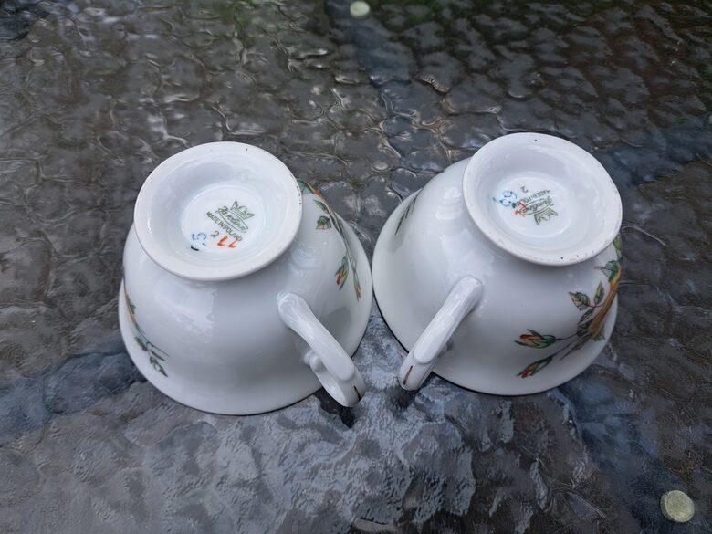 Izsmalcinātas porcelāna tējas krūzītes 200ml ar dzeltenām rozēm un zeltu. Ražotājs ir Jarolina, mazs defekts katrai (Polija 32)