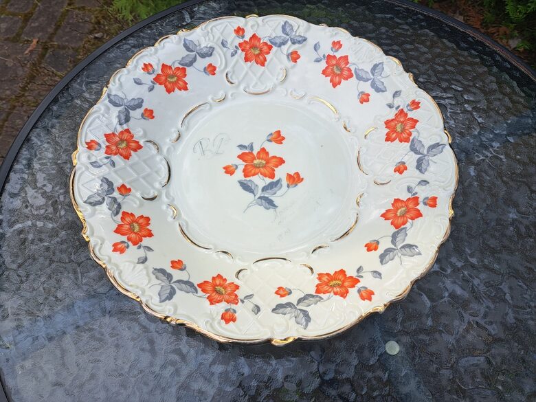 Grezna augļu bļoda ar oranžām puķēm, pelēkām lapām, zeltu un reljefa dekoru. August Schweig - Weisswasser. D=32cm (Vācija 255)