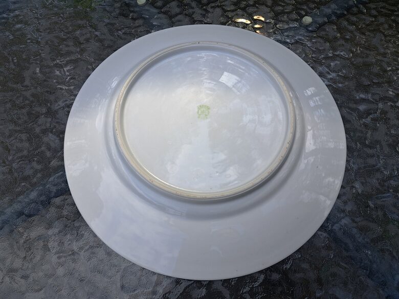 Vidējais servējamais šķīvis ar melnu vainadziņu un sarkanu apvilkumu, no pusdienu servīzes. D=27cm (Jessen 48)