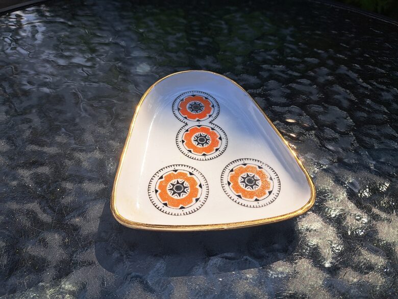 Šķīvītis-paplate no komplekta "Rotaļa", RPR. Sarkans ar melnu dekols, zelts (LV figur 57)