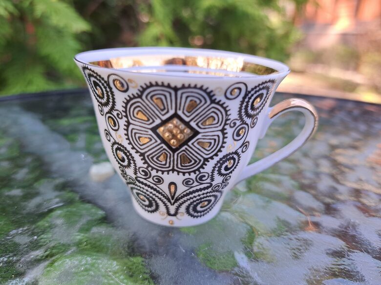 Krūzīte no melnās "Mariannas", RPR. Traukam ir mikro slīpējums gar augšējo malu, praktiski neuzkrītoši (Marianna 151)