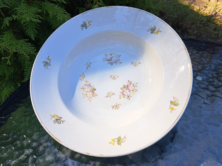 Zupas šķīvis d=24,5cm, pusdienu servīze "Gludā" ar rozā puķītēm (gleznojums) un zeltu, neliels nolietojums (Gludā 162)