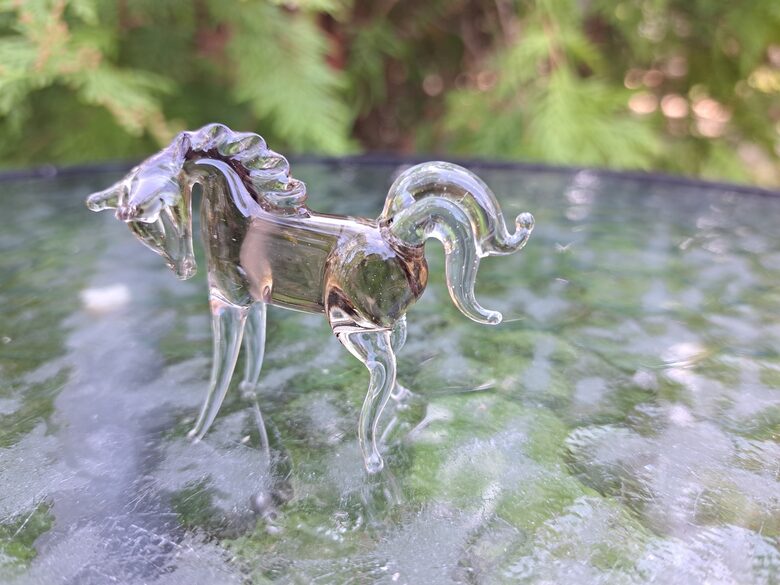 Mini stikla zirdziņš, dekoratīva figūriņa, h=5cm (Figur citi 48)