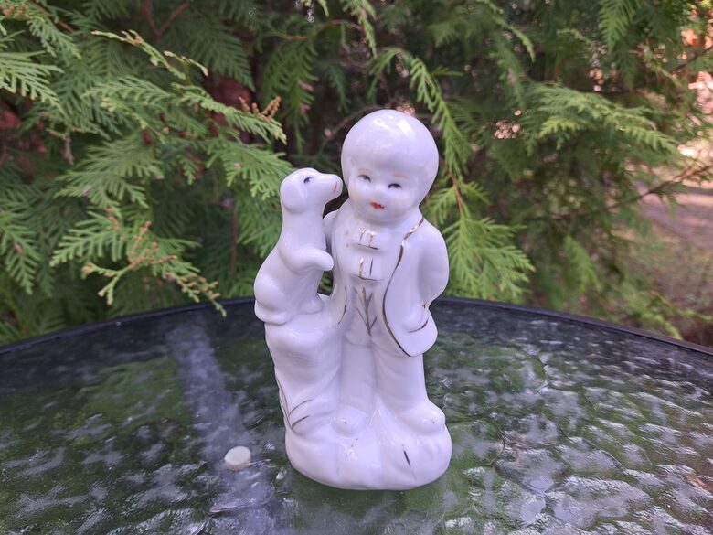 Figūriņa "Puika ar sunīti" , zeltījums, virsglazūras gleznojums. Ražotājs un periods nav zinami. Augsums 13,5cm (Figur citi 49)