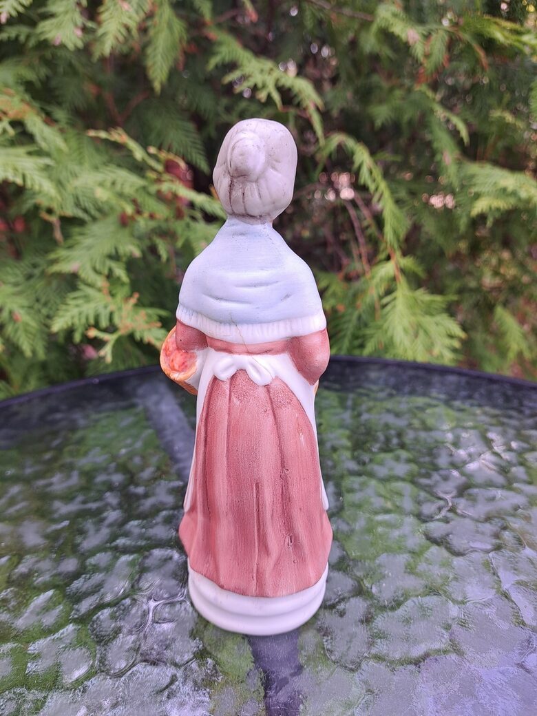 Figūriņa "Omīte ar groziņu"  h=17,5cm, Taizeme. Pliasa (Figur citi 30)