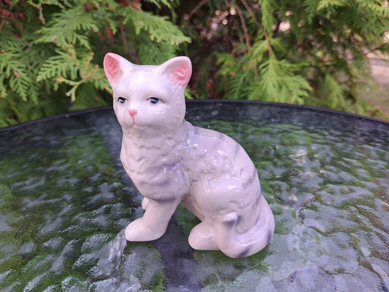 Jauks fajansaq kaķis. Ražotājsa, iespējams ir no Eiropas, h=10,5cm (Figur citi 43)
