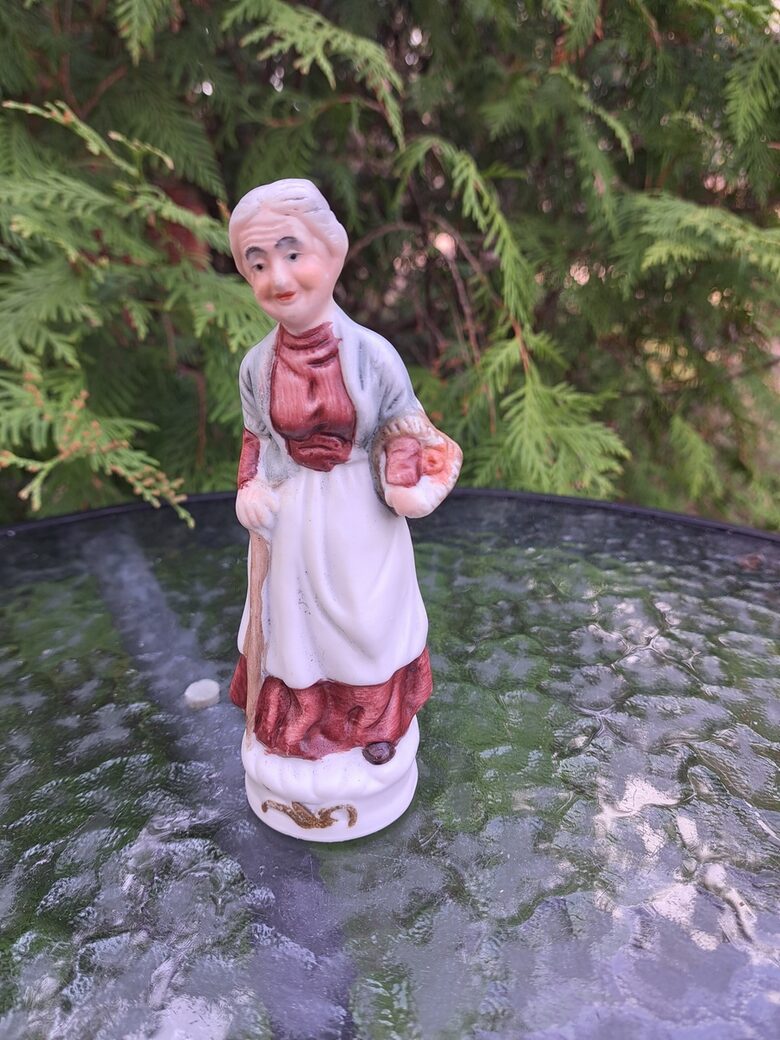 Figūriņa mazā "Omīte ar groziņu brūnā kleitā"  h=15cm, Taizeme (Figur citi 32)