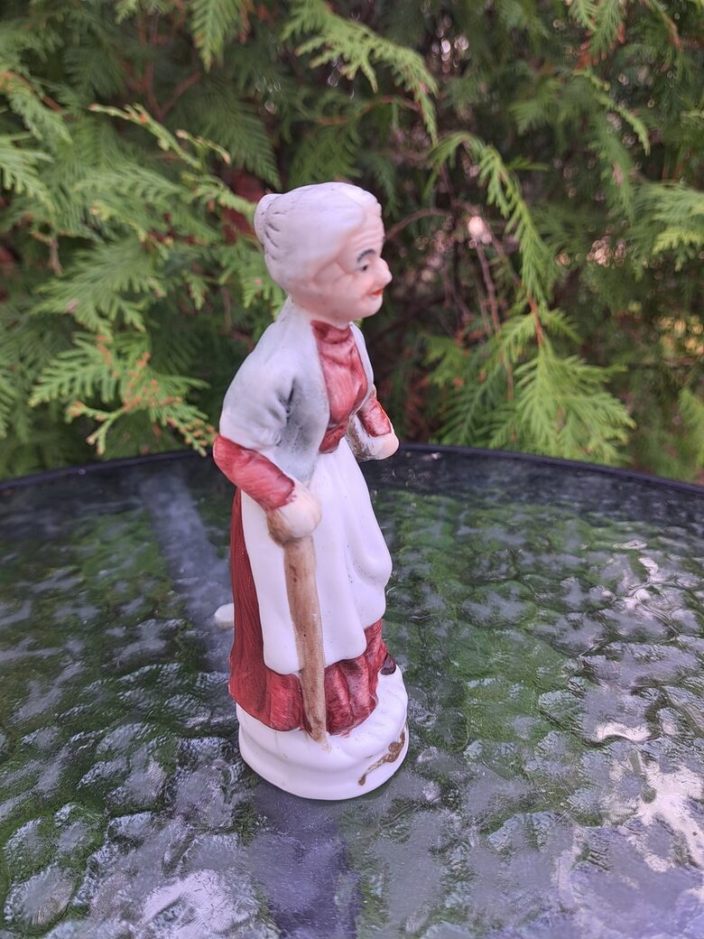 Figūriņa mazā "Omīte ar groziņu brūnā kleitā"  h=15cm, Taizeme (Figur citi 32)