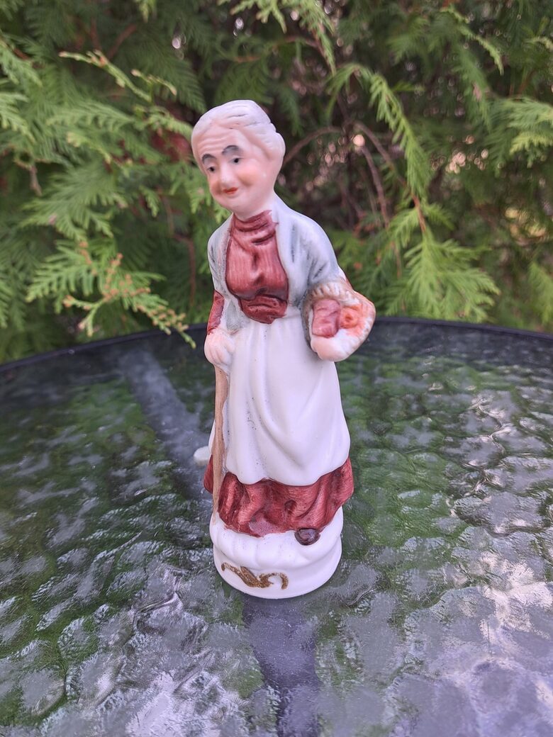 Figūriņa mazā "Omīte ar groziņu brūnā kleitā"  h=15cm, Taizeme (Figur citi 32)